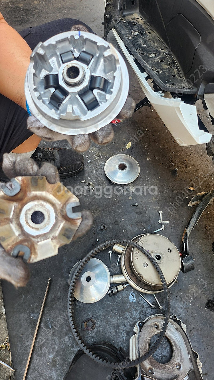 23년식 PCX 화이트 판매합니다 39606km 탔어요 상태는 사진 참고해주세요 부천대 뒤에 중동 오토바이에서 구동...--4